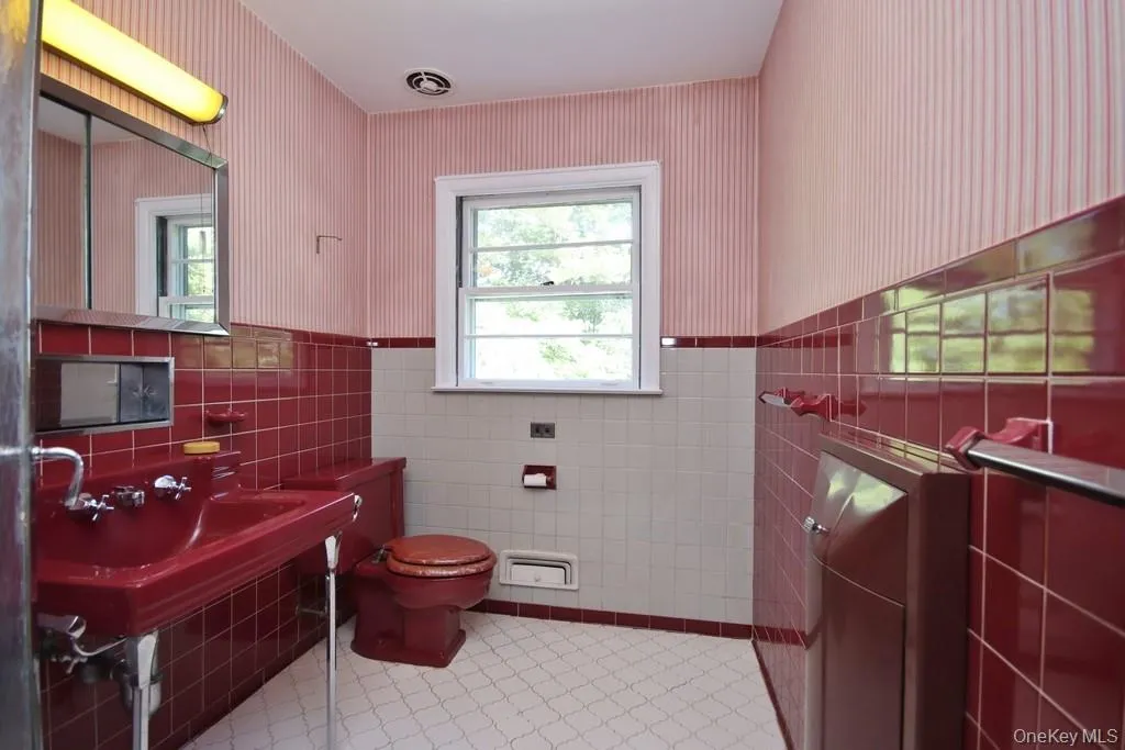 Full bathroom in Hallway Full bathroom in Hallway
