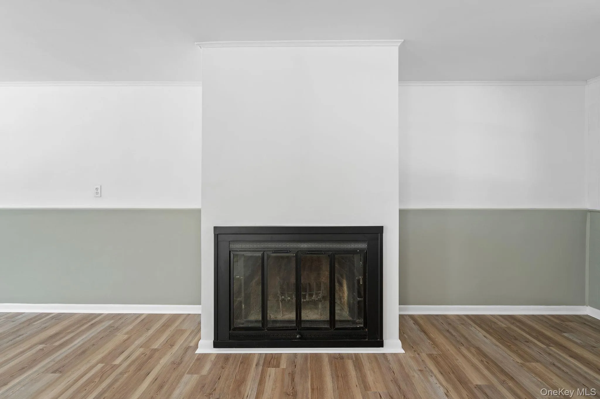 Details featuring crown molding and wood-type flooring Details featuring crown molding and wood-type flooring