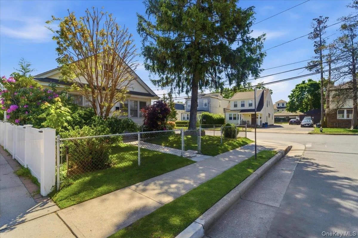 44 Saint Pauls Road, Hempstead, NY, 4 Bedrooms Bedrooms, 11 Rooms Rooms,3 BathroomsBathrooms,Residential,For Rent,Saint Pauls,0,1004803 44 Saint Pauls Road, Hempstead, NY, 4 Bedrooms Bedrooms, 11 Rooms Rooms,3 BathroomsBathrooms,Residential,For Rent,Saint Pauls,0,1004803