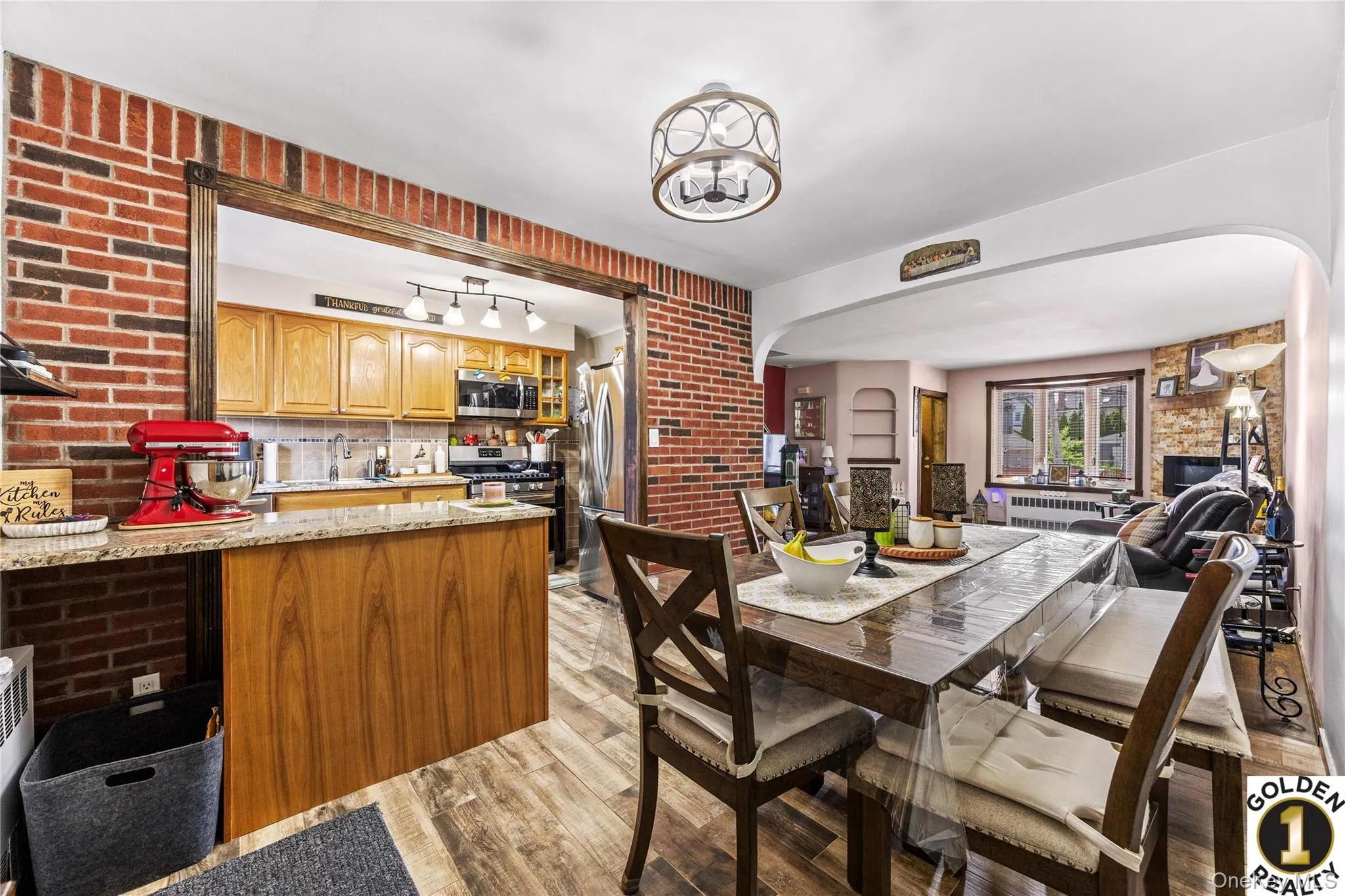 Great Open Concept Feel with an Island Kitchen Great Open Concept Feel with an Island Kitchen
