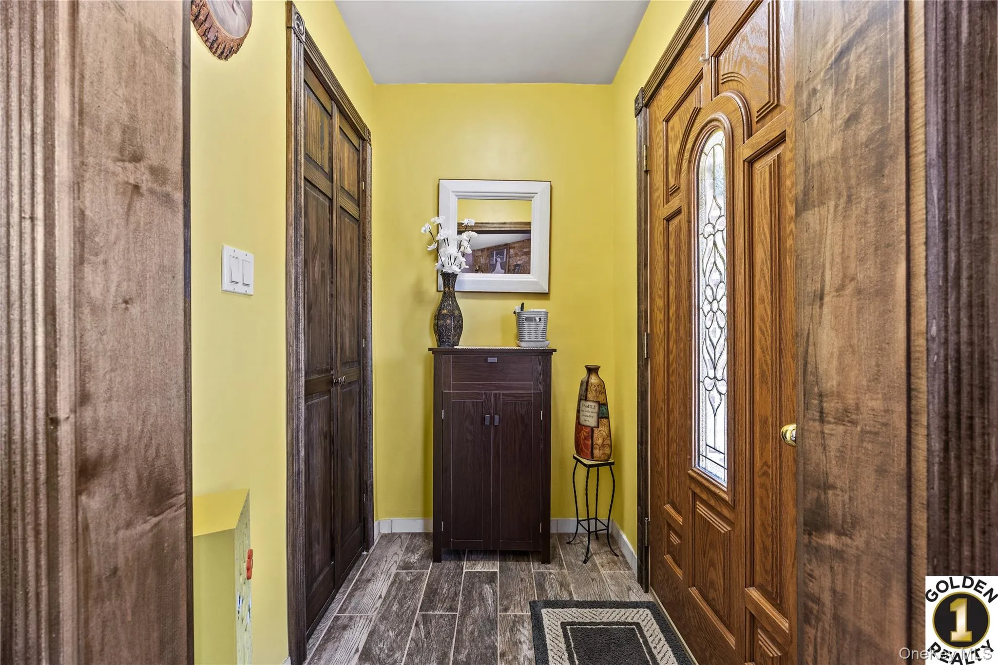 Welcoming Foyer Area with Deep Closet and Nice Entry Fees Welcoming Foyer Area with Deep Closet and Nice Entry Fees
