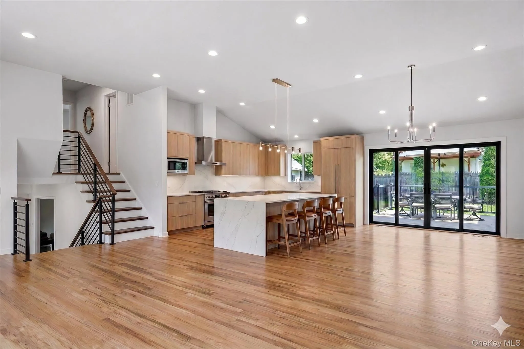 **VIRTUALLY STAGED/UPDATED TO SHOW POTENTIAL** **VIRTUALLY STAGED/UPDATED TO SHOW POTENTIAL**