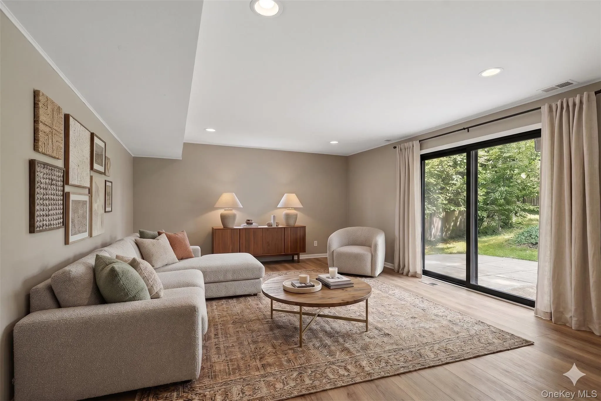 **VIRTUALLY STAGED/UPDATED TO SHOW POTENTIAL** **VIRTUALLY STAGED/UPDATED TO SHOW POTENTIAL**