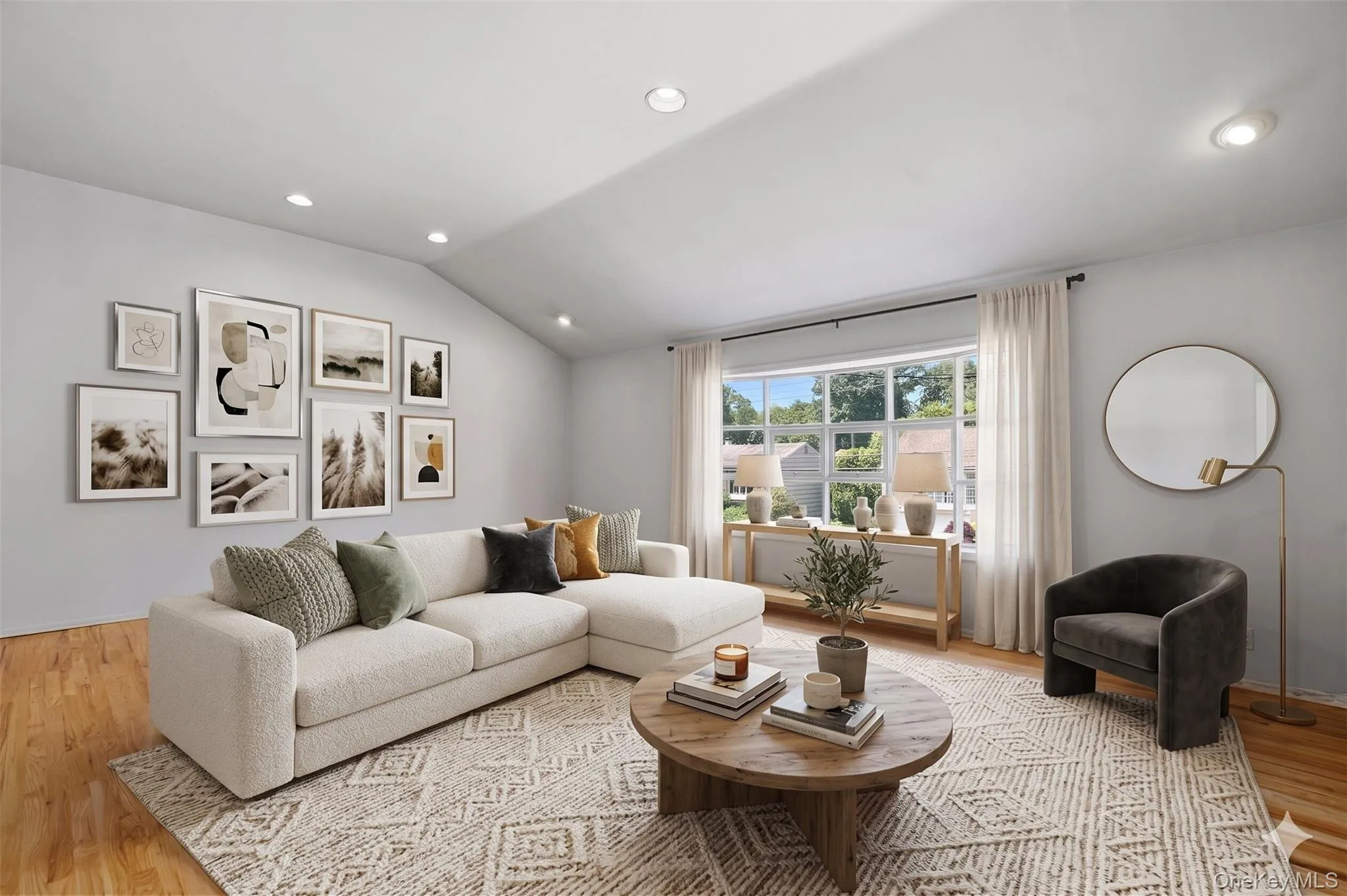 **VIRTUALLY STAGED/UPDATED TO SHOW POTENTIAL** **VIRTUALLY STAGED/UPDATED TO SHOW POTENTIAL**