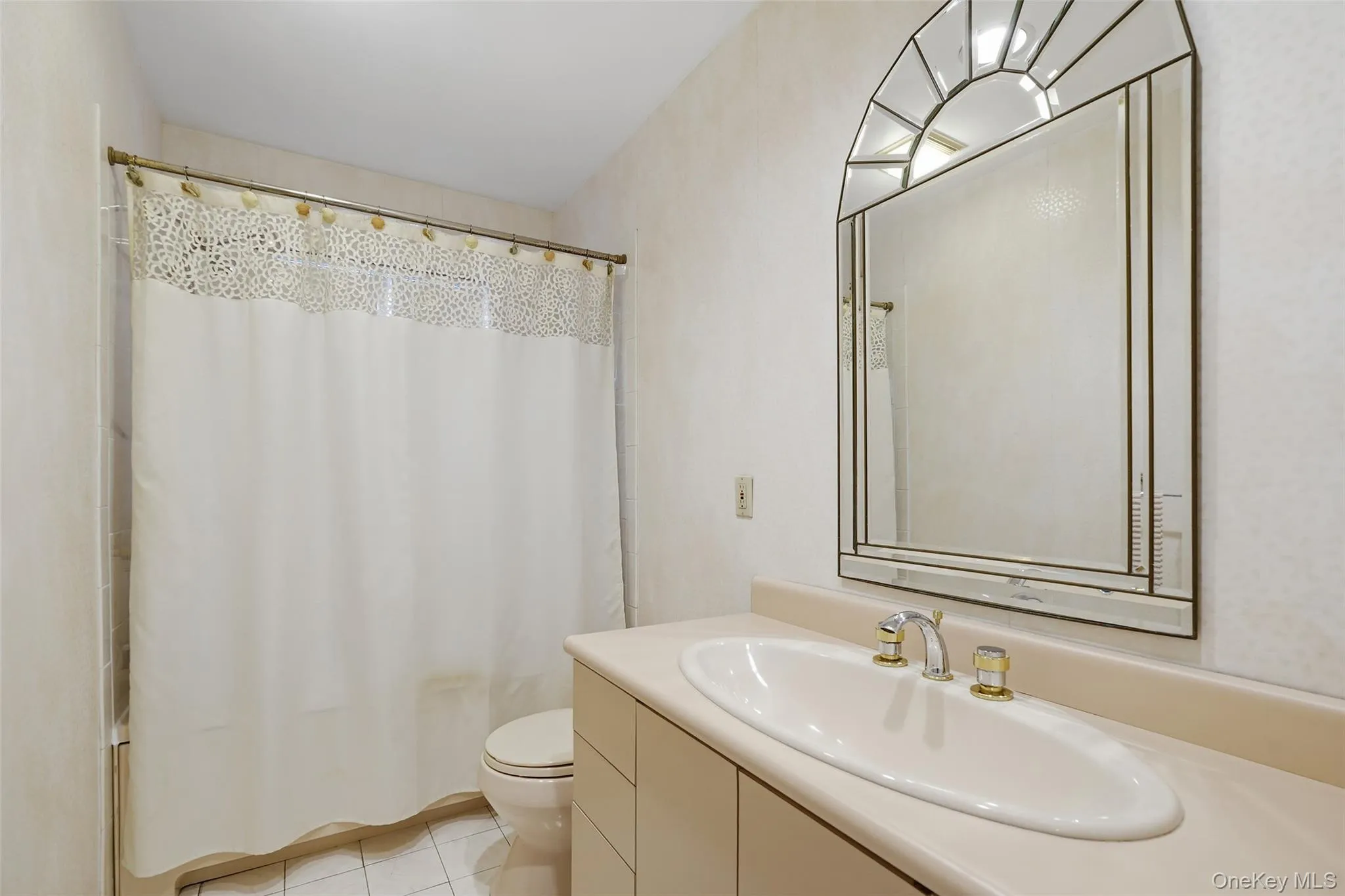Top floor full hall bath Top floor full hall bath