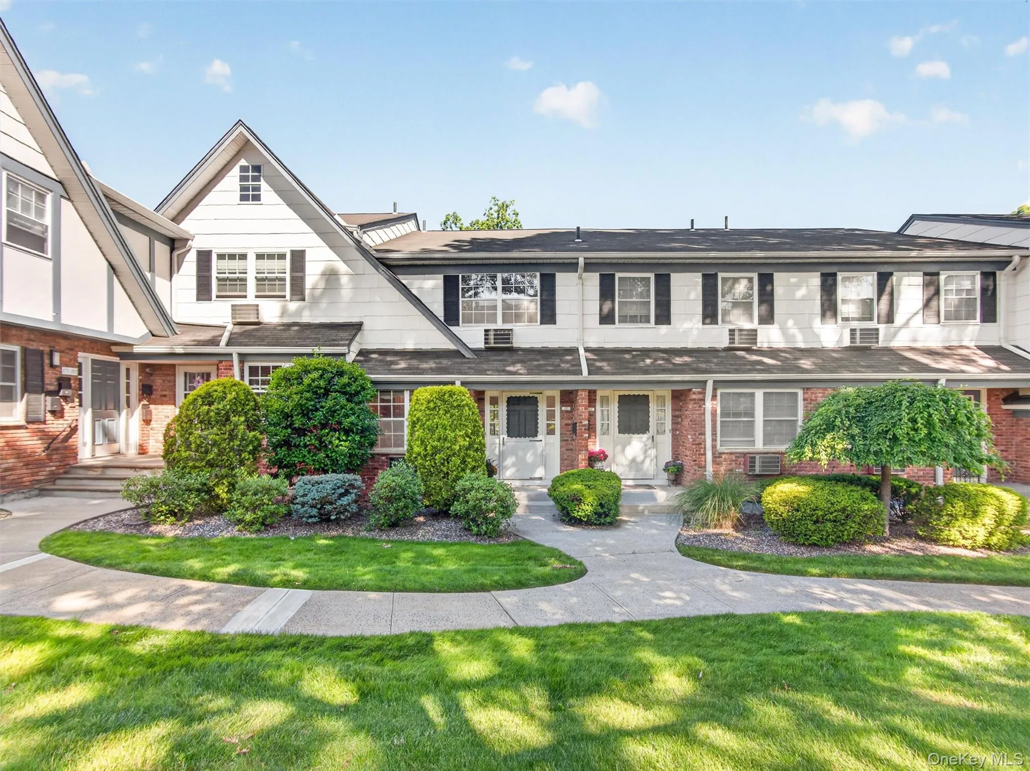 Park-like courtyard with mature landscaping and manicured grounds. Park-like courtyard with mature landscaping and manicured grounds.