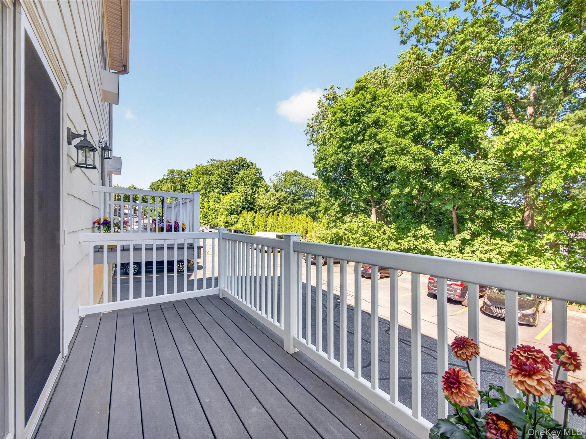 Private deck, perfect for relaxing or entertaining. Private deck, perfect for relaxing or entertaining.