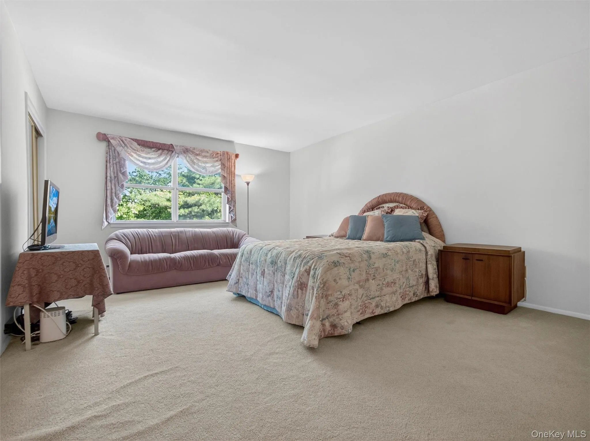 Spacious primary bedroom featuring generous proportions and abundant natural light. Spacious primary bedroom featuring generous proportions and abundant natural light.