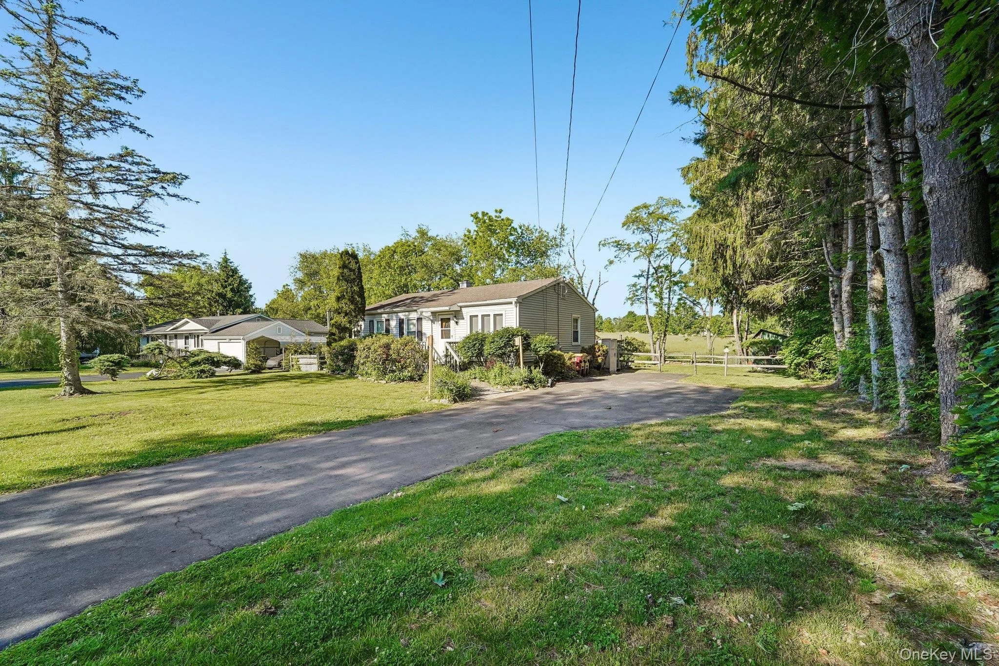Expansive driveway. Expansive driveway.