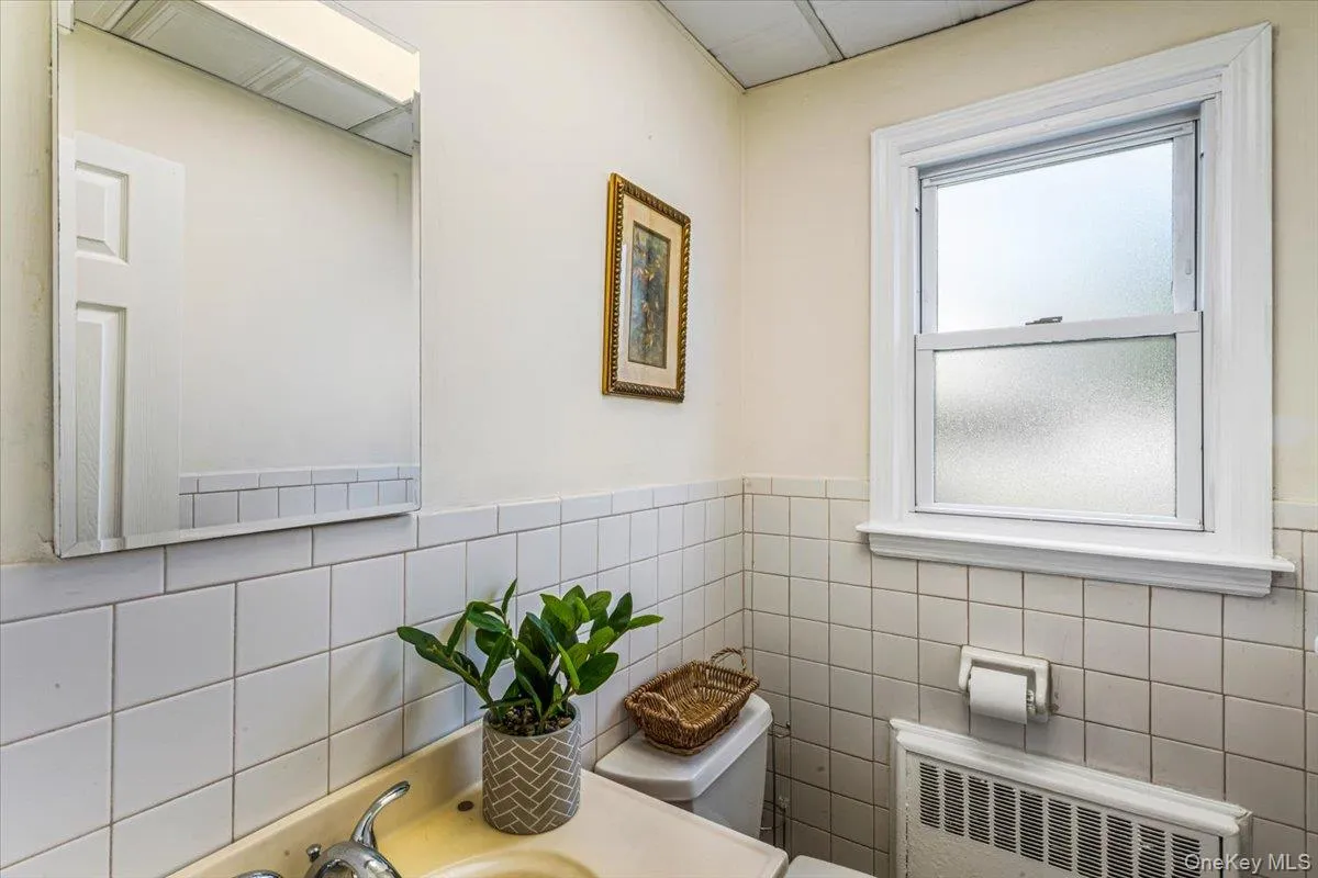 1060 Park Avenue, Huntington, NY, 3 Bedrooms Bedrooms, 8 Rooms Rooms,1 BathroomBathrooms,Residential,For Rent,Park,0,1004882 1060 Park Avenue, Huntington, NY, 3 Bedrooms Bedrooms, 8 Rooms Rooms,1 BathroomBathrooms,Residential,For Rent,Park,0,1004882