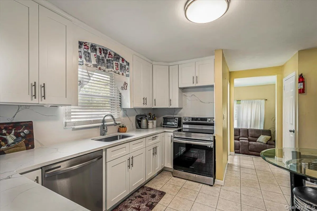 1060 Park Avenue, Huntington, NY, 3 Bedrooms Bedrooms, 8 Rooms Rooms,1 BathroomBathrooms,Residential,For Rent,Park,0,1004882 1060 Park Avenue, Huntington, NY, 3 Bedrooms Bedrooms, 8 Rooms Rooms,1 BathroomBathrooms,Residential,For Rent,Park,0,1004882