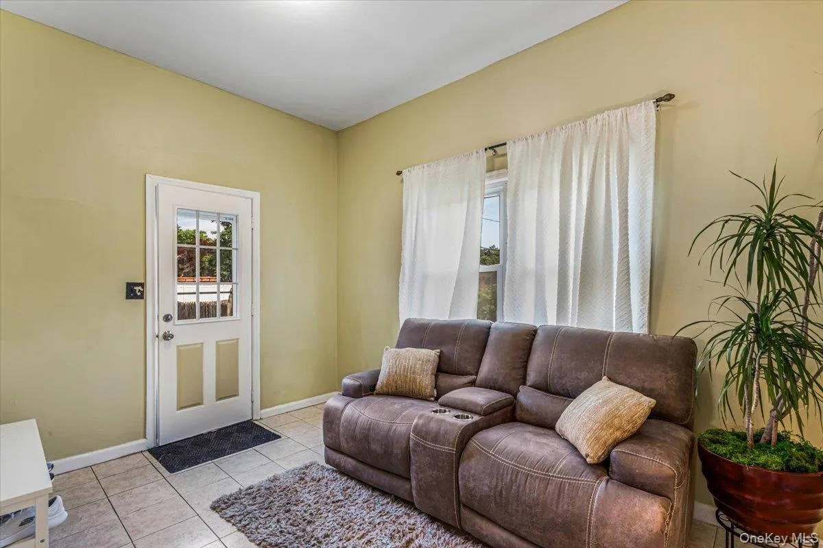 1060 Park Avenue, Huntington, NY, 3 Bedrooms Bedrooms, 8 Rooms Rooms,1 BathroomBathrooms,Residential,For Rent,Park,0,1004882 1060 Park Avenue, Huntington, NY, 3 Bedrooms Bedrooms, 8 Rooms Rooms,1 BathroomBathrooms,Residential,For Rent,Park,0,1004882
