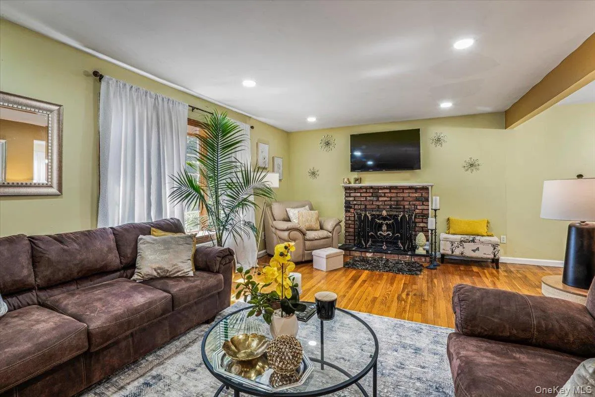 1060 Park Avenue, Huntington, NY, 3 Bedrooms Bedrooms, 8 Rooms Rooms,1 BathroomBathrooms,Residential,For Rent,Park,0,1004882 1060 Park Avenue, Huntington, NY, 3 Bedrooms Bedrooms, 8 Rooms Rooms,1 BathroomBathrooms,Residential,For Rent,Park,0,1004882