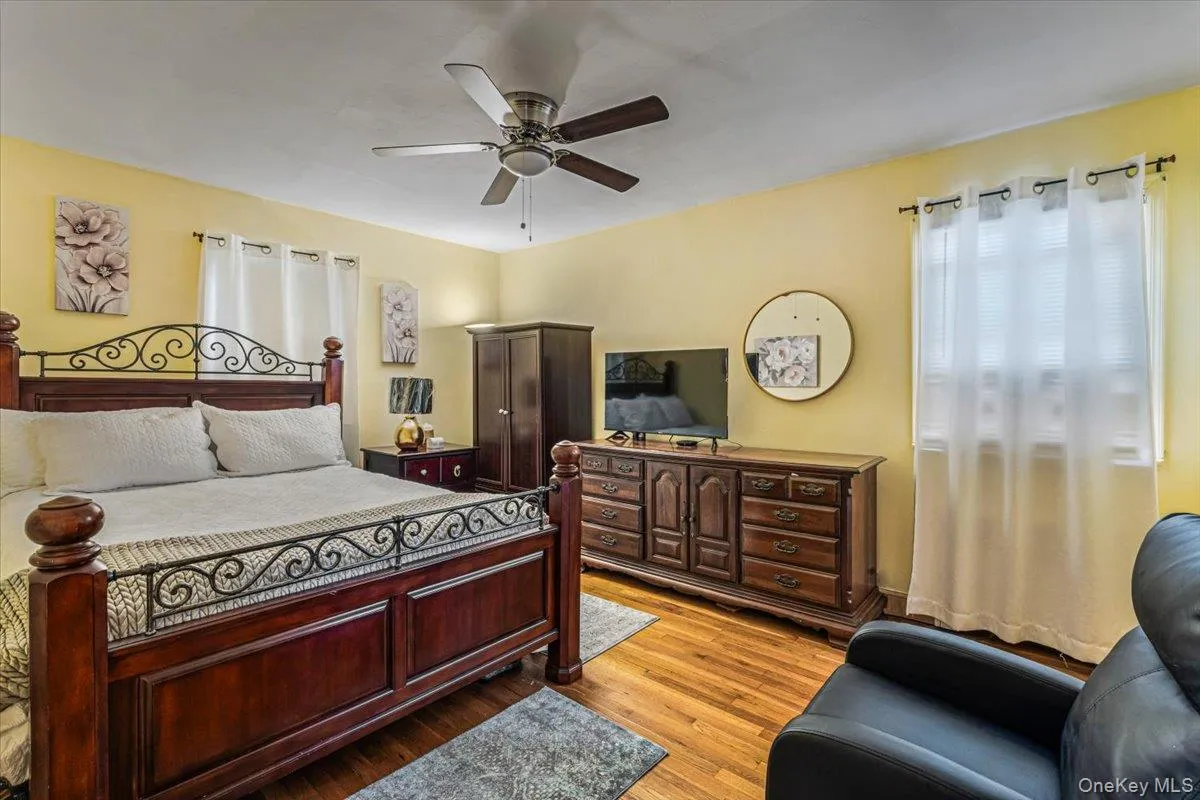 1060 Park Avenue, Huntington, NY, 3 Bedrooms Bedrooms, 8 Rooms Rooms,1 BathroomBathrooms,Residential,For Rent,Park,0,1004882 1060 Park Avenue, Huntington, NY, 3 Bedrooms Bedrooms, 8 Rooms Rooms,1 BathroomBathrooms,Residential,For Rent,Park,0,1004882
