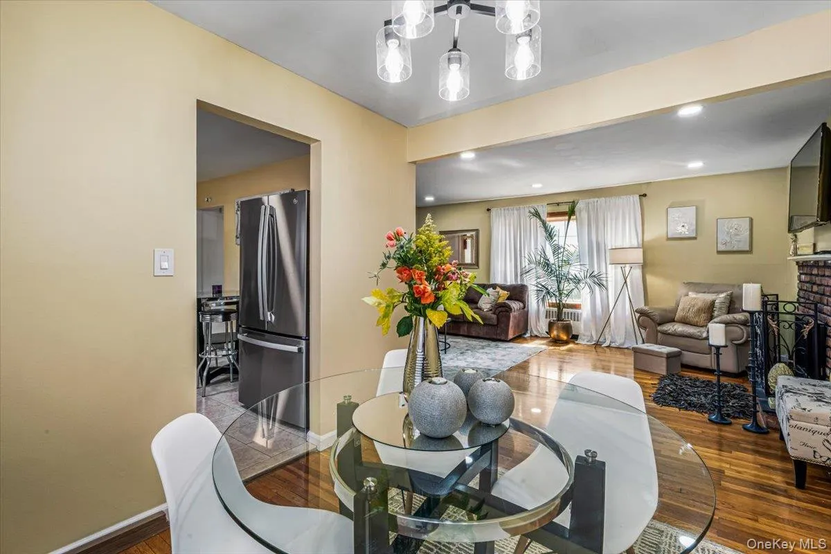 1060 Park Avenue, Huntington, NY, 3 Bedrooms Bedrooms, 8 Rooms Rooms,1 BathroomBathrooms,Residential,For Rent,Park,0,1004882 1060 Park Avenue, Huntington, NY, 3 Bedrooms Bedrooms, 8 Rooms Rooms,1 BathroomBathrooms,Residential,For Rent,Park,0,1004882