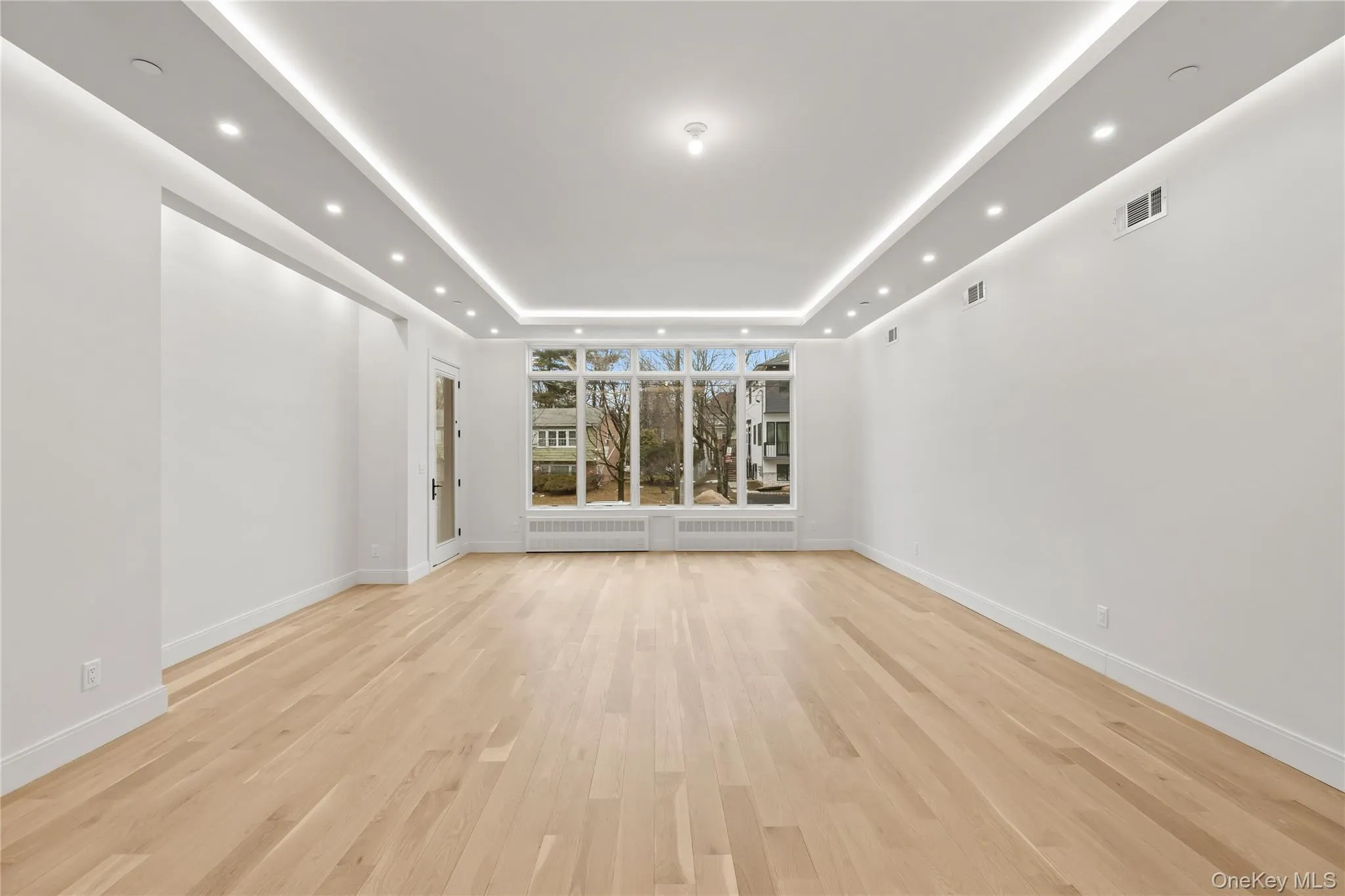 Huge dining room with double cove lighting, hidden built-in speakers. Huge dining room with double cove lighting, hidden built-in speakers.