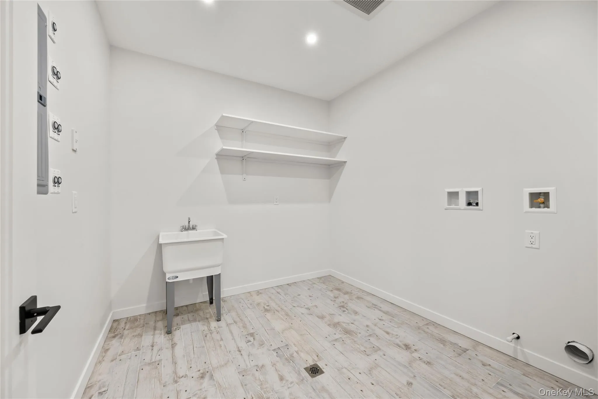 Huge laundry room Huge laundry room