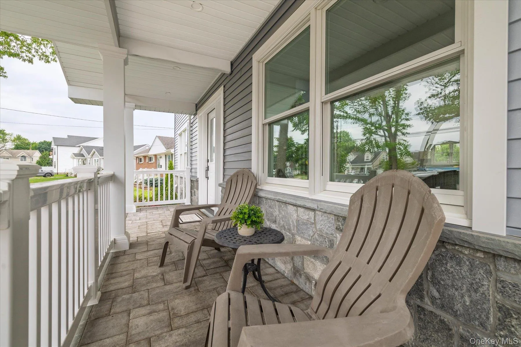 A beautiful, warm porch welcomes you to the home A beautiful, warm porch welcomes you to the home
