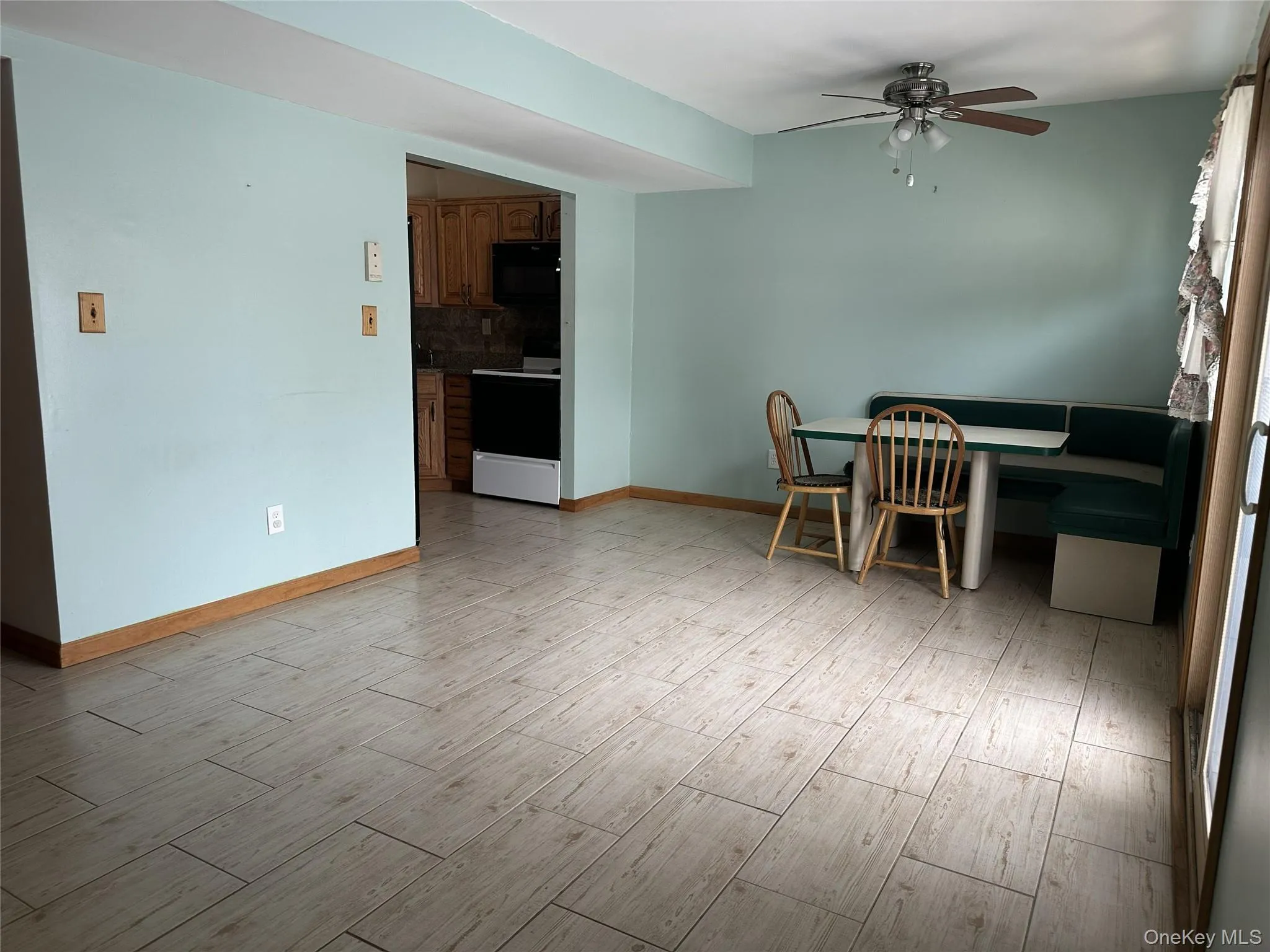 Spacious Dining Room off the Kithen Spacious Dining Room off the Kithen