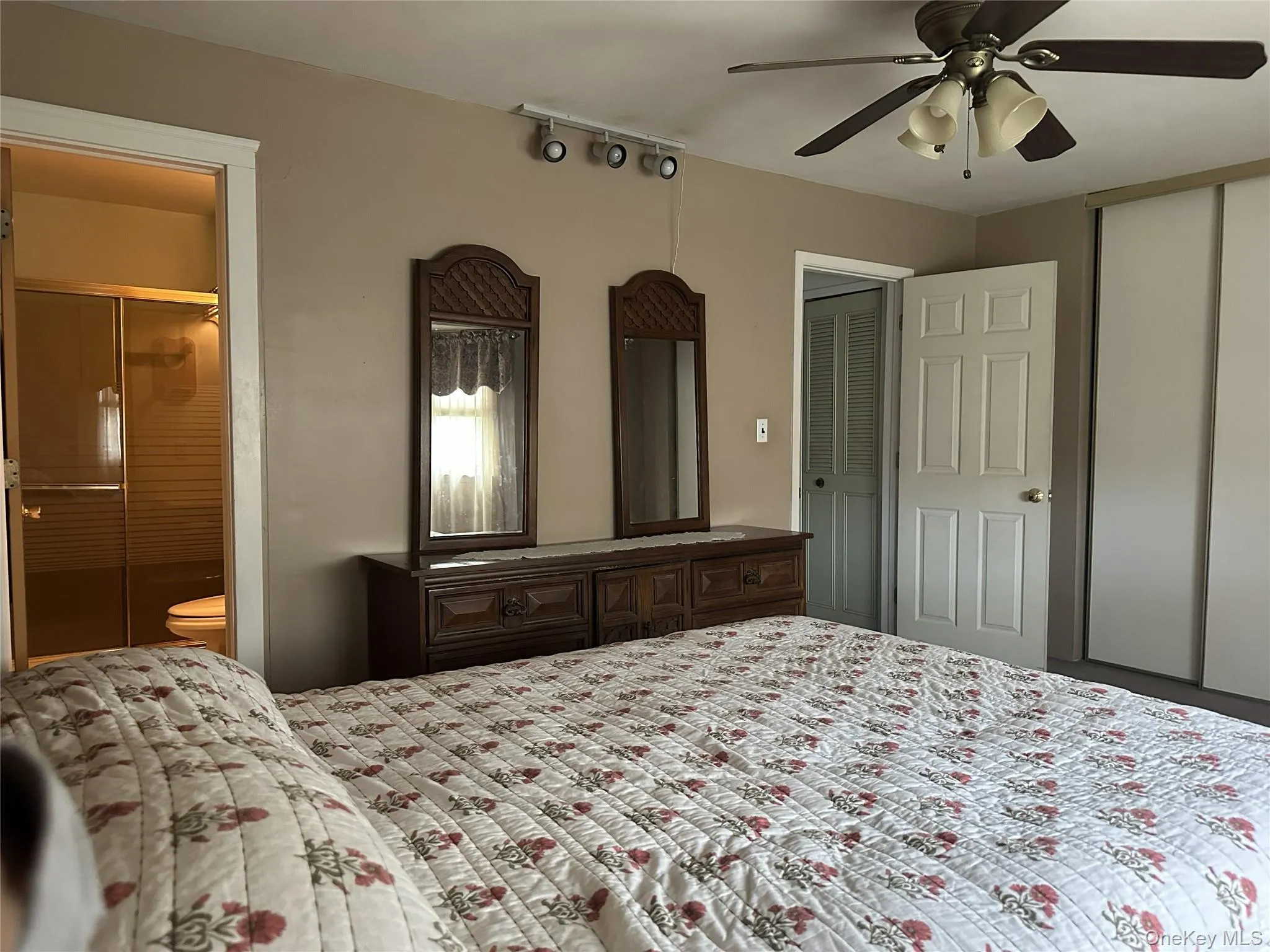 Main Bedroom with En-Suite Main Bedroom with En-Suite
