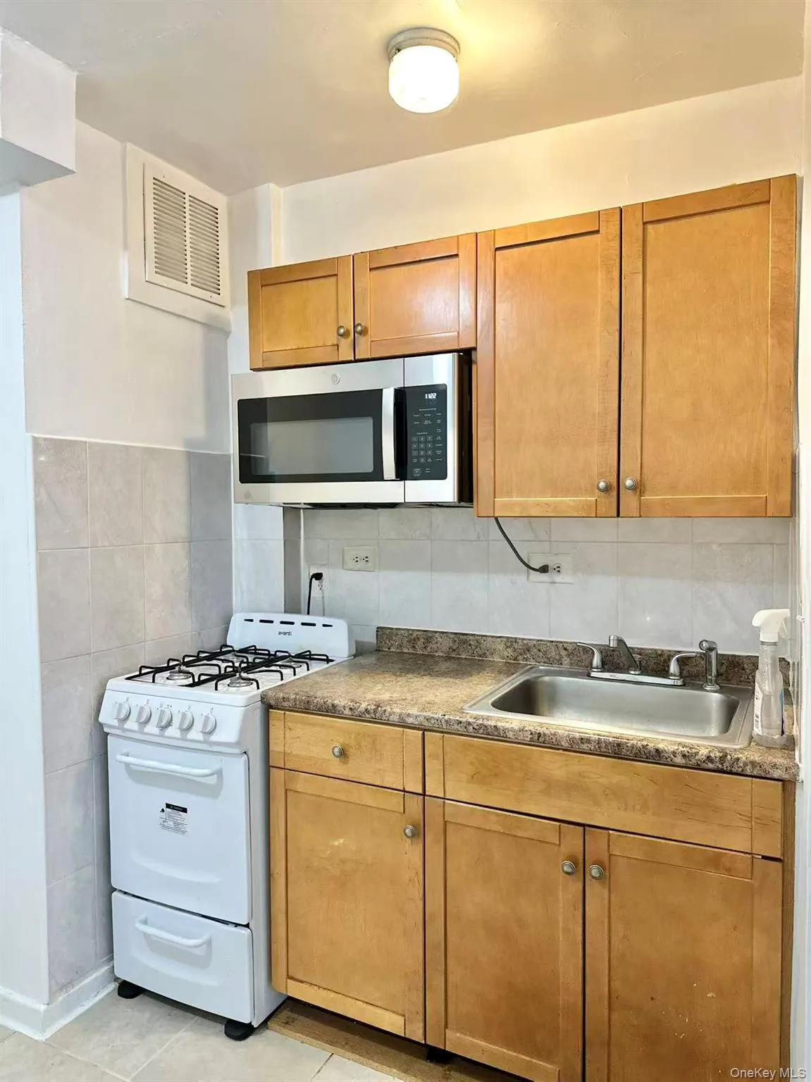 144-46 38th Avenue, New York, NY, 1 Room Rooms,1 BathroomBathrooms,Residential Lease,For Rent,38th,0,1004905 144-46 38th Avenue, New York, NY, 1 Room Rooms,1 BathroomBathrooms,Residential Lease,For Rent,38th,0,1004905