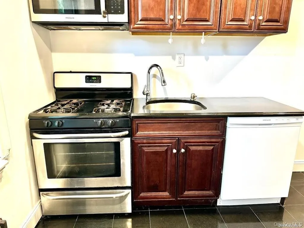 14 Beach Road, North Hempstead, NY, 2 Bedrooms Bedrooms, 4 Rooms Rooms,1 BathroomBathrooms,Residential Lease,For Rent,Beach,0,1004906 14 Beach Road, North Hempstead, NY, 2 Bedrooms Bedrooms, 4 Rooms Rooms,1 BathroomBathrooms,Residential Lease,For Rent,Beach,0,1004906