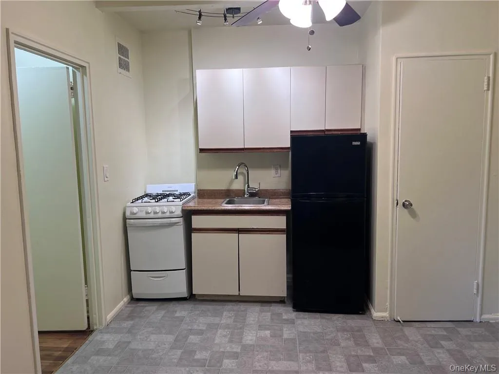 780 Bronx River Road, Yonkers, NY, 1 Room Rooms,1 BathroomBathrooms,Residential Lease,For Rent,Bronx River,0,1004912 780 Bronx River Road, Yonkers, NY, 1 Room Rooms,1 BathroomBathrooms,Residential Lease,For Rent,Bronx River,0,1004912