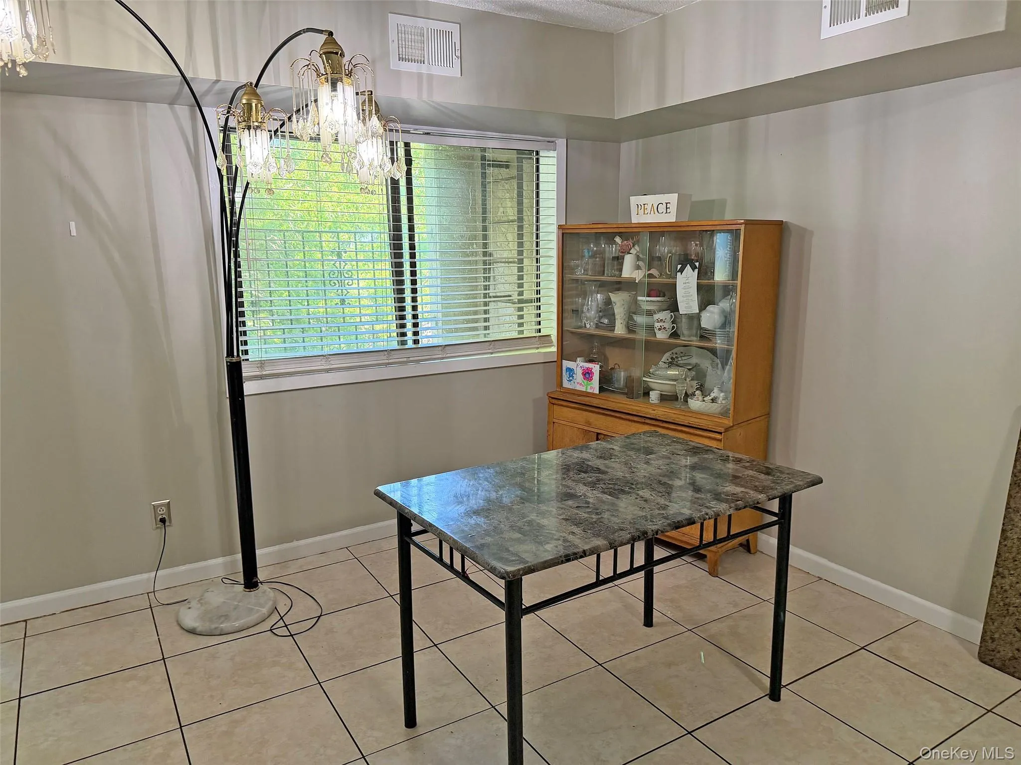 Spacious and open dining room with new blinds. Spacious and open dining room with new blinds.