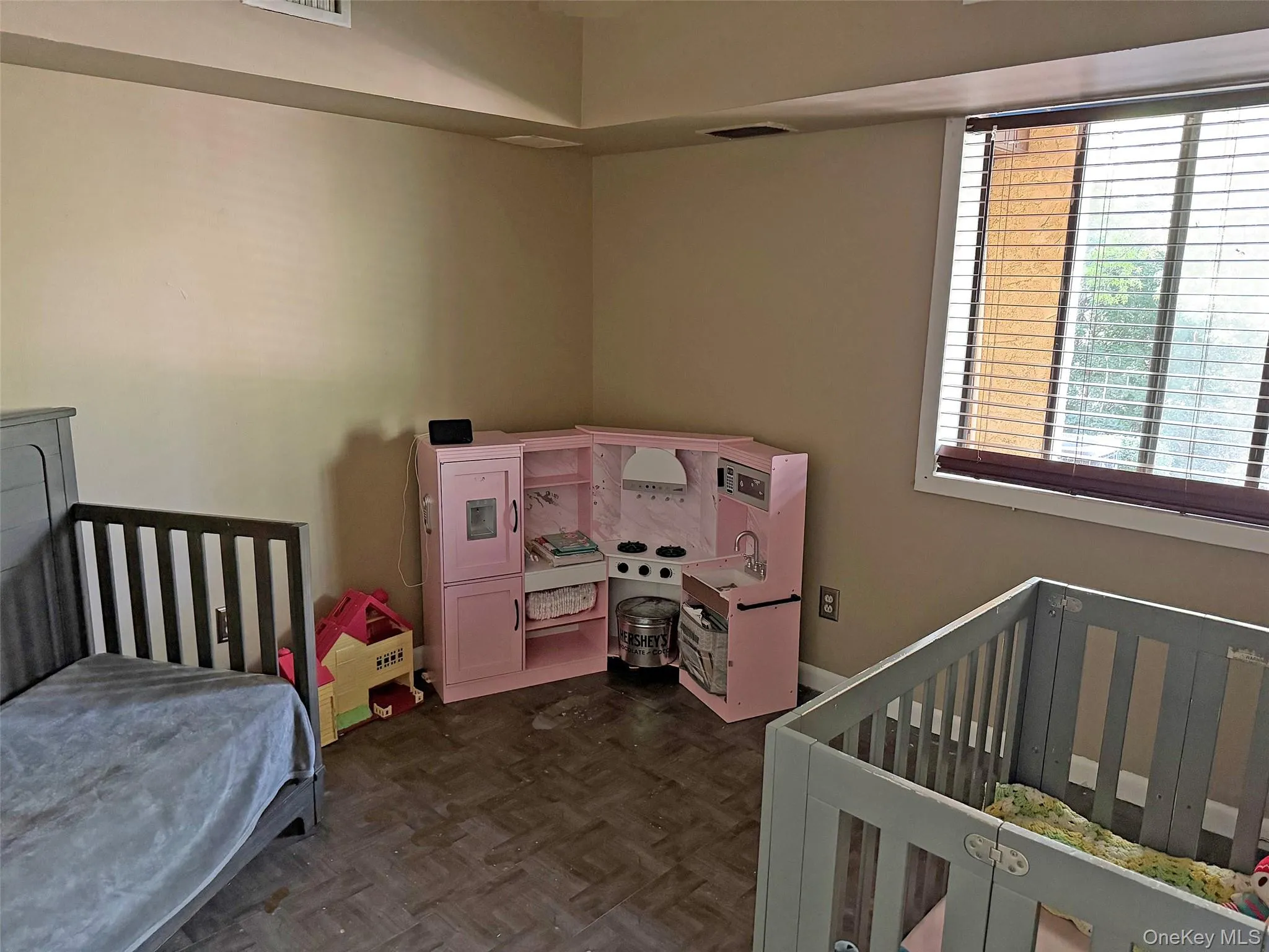 second bedroom with new Blinds and freshly painted. second bedroom with new Blinds and freshly painted.