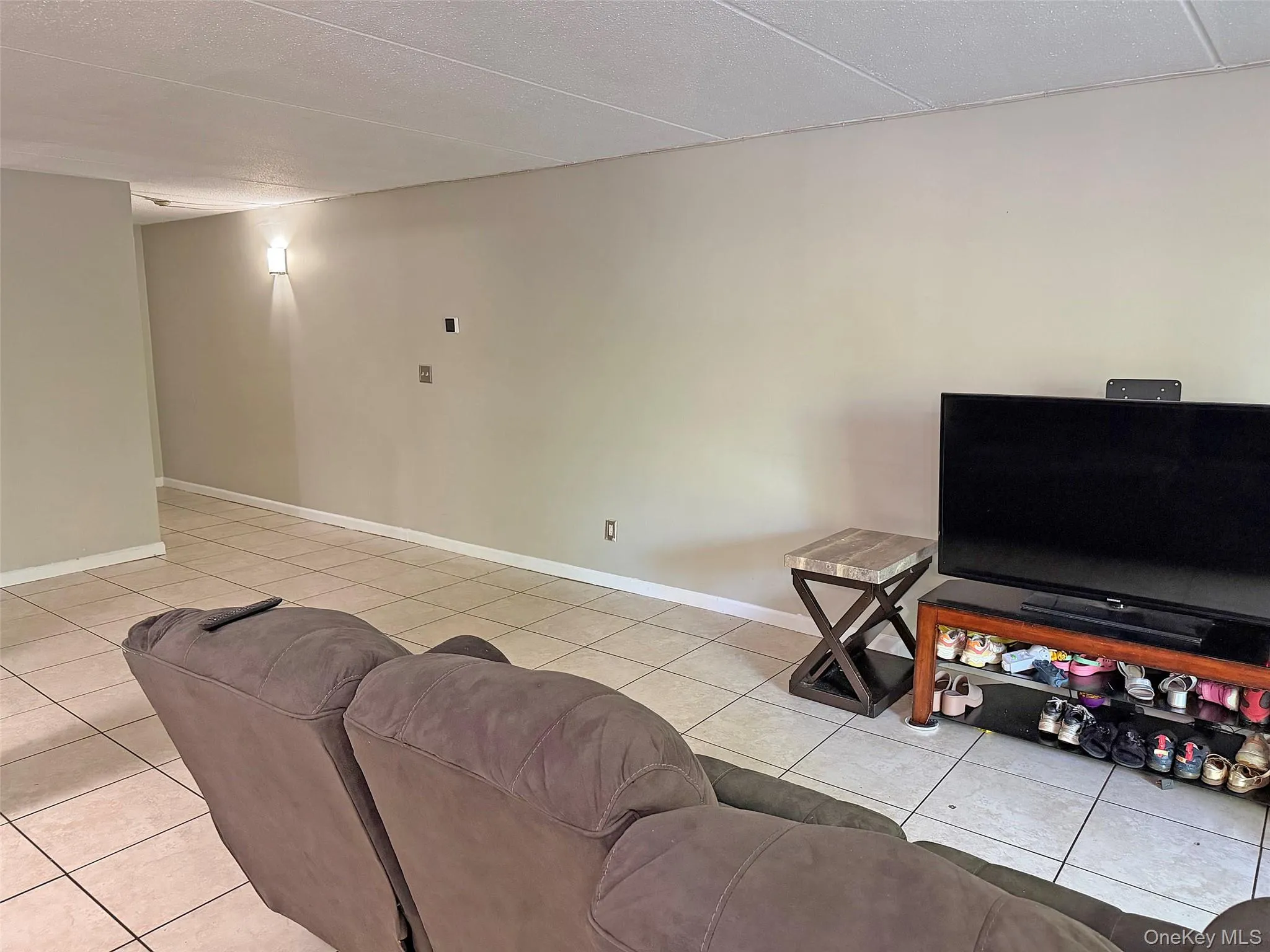 Sunny and spacious, freshly painted living room with Porcelain tile flooring & LED lighting. Sunny and spacious, freshly painted living room with Porcelain tile flooring & LED lighting.