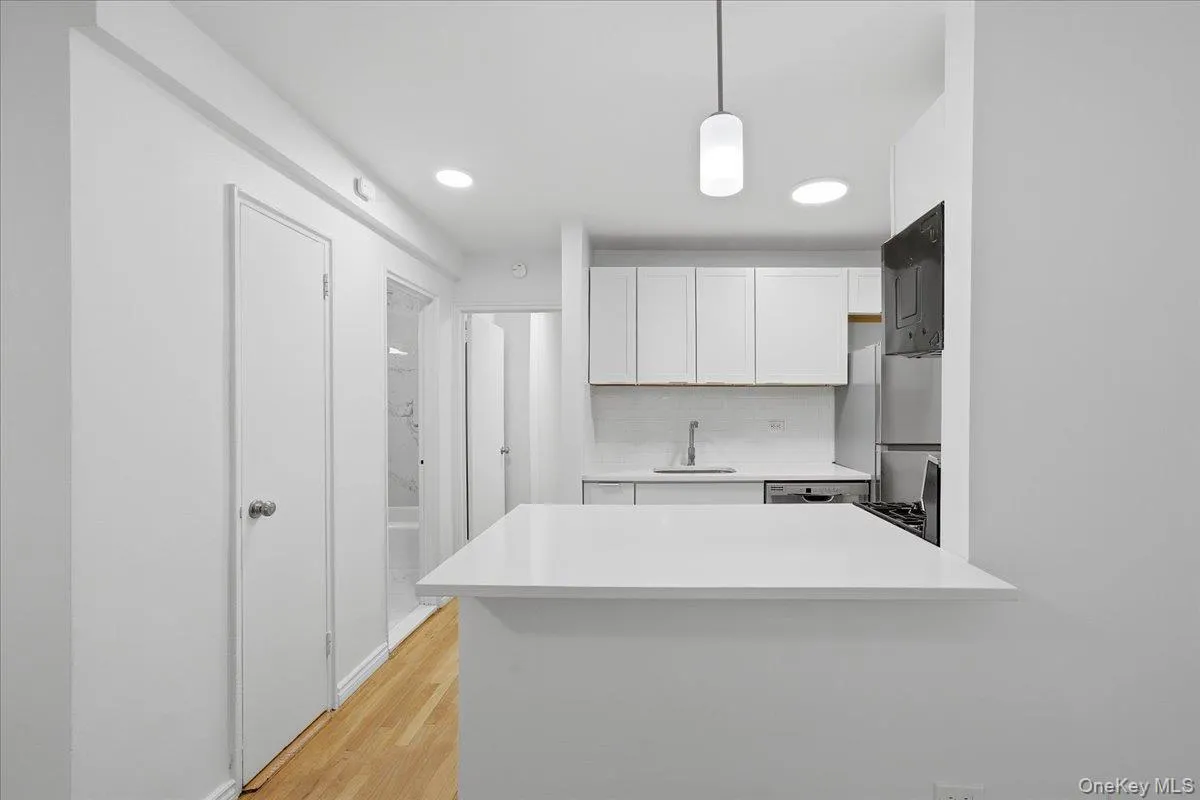5425 Valles Avenue, New York, NY, 1 Bedroom Bedrooms, 4 Rooms Rooms,1 BathroomBathrooms,Residential,For Rent,Valles,0,1004927 5425 Valles Avenue, New York, NY, 1 Bedroom Bedrooms, 4 Rooms Rooms,1 BathroomBathrooms,Residential,For Rent,Valles,0,1004927