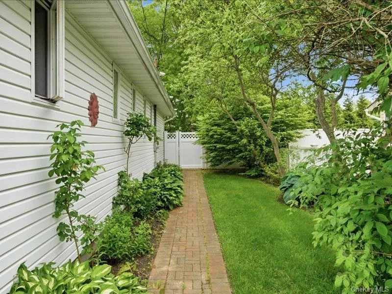 123 Meroke Lane, Islip, NY, 3 Bedrooms Bedrooms, 7 Rooms Rooms,2 BathroomsBathrooms,Residential,For Rent,Meroke,0,1004935 123 Meroke Lane, Islip, NY, 3 Bedrooms Bedrooms, 7 Rooms Rooms,2 BathroomsBathrooms,Residential,For Rent,Meroke,0,1004935