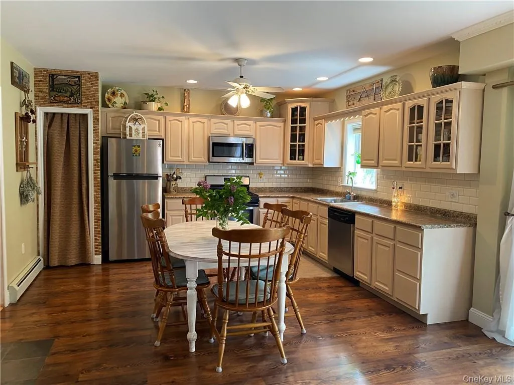 Eat in Kitchen with plenty of cabinets, lovely back splash Eat in Kitchen with plenty of cabinets, lovely back splash