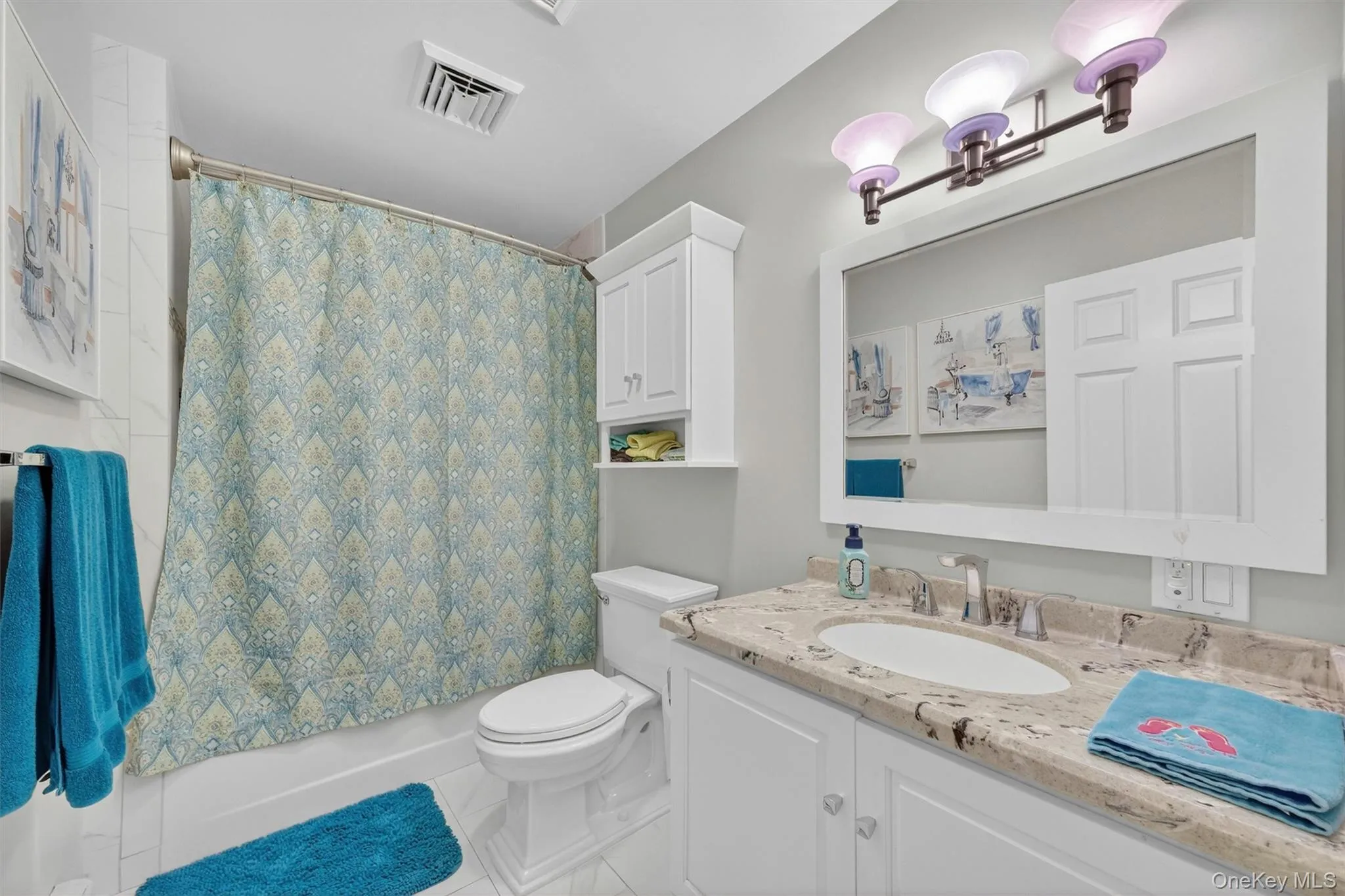 Full, updated hall bath in the bedroom wing. Full, updated hall bath in the bedroom wing.