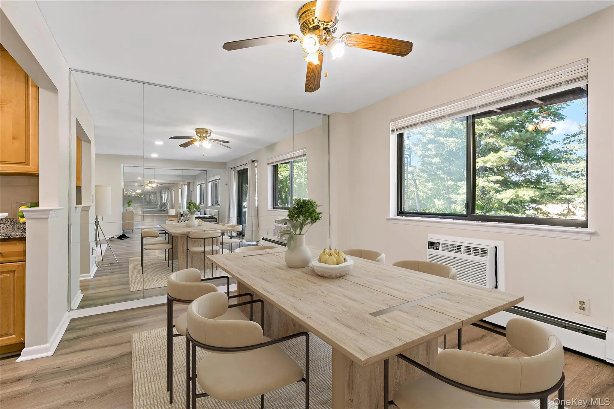 Dining area (virtually staged) Dining area (virtually staged)