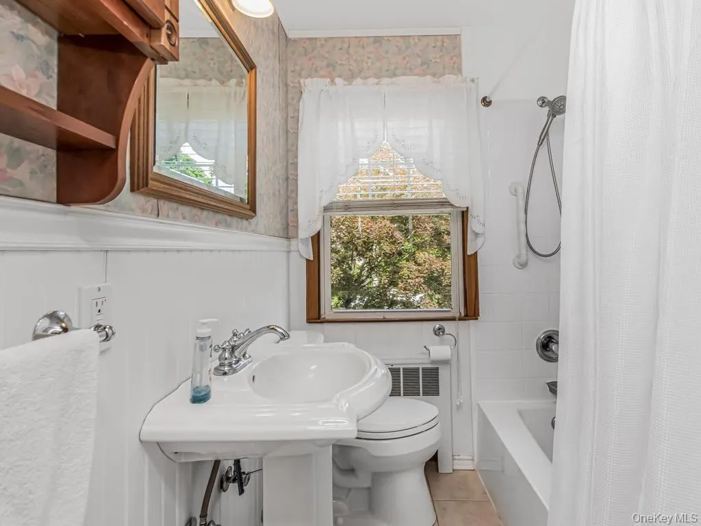 Full Hall bath on 2nd floor Full Hall bath on 2nd floor