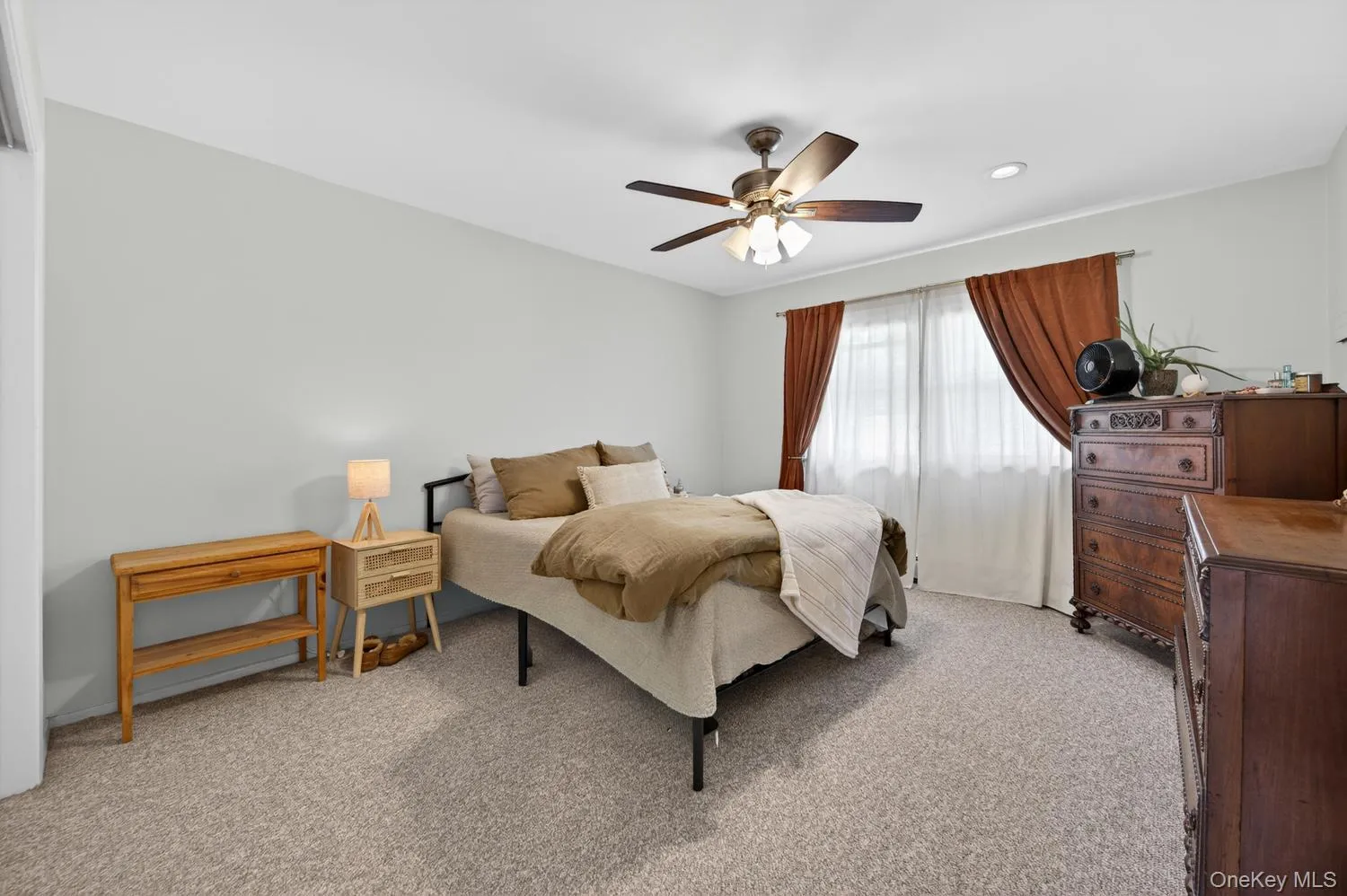 17 Hewlett Ct., 2nd floor, Apt. B 17 Hewlett Ct., 2nd floor, Apt. B