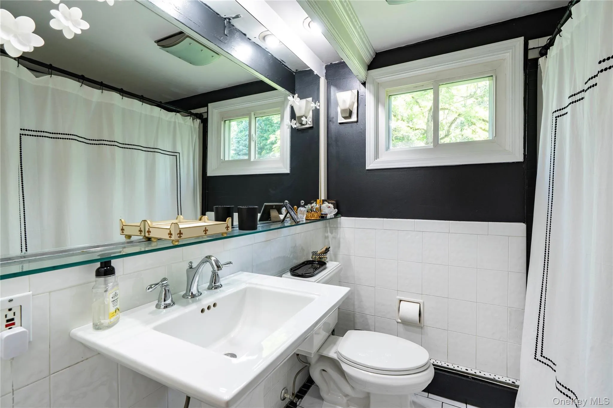 1st Floor Full Bathroom with Tub/Shower, Tile Floor and Pedestal Sink 1st Floor Full Bathroom with Tub/Shower, Tile Floor and Pedestal Sink