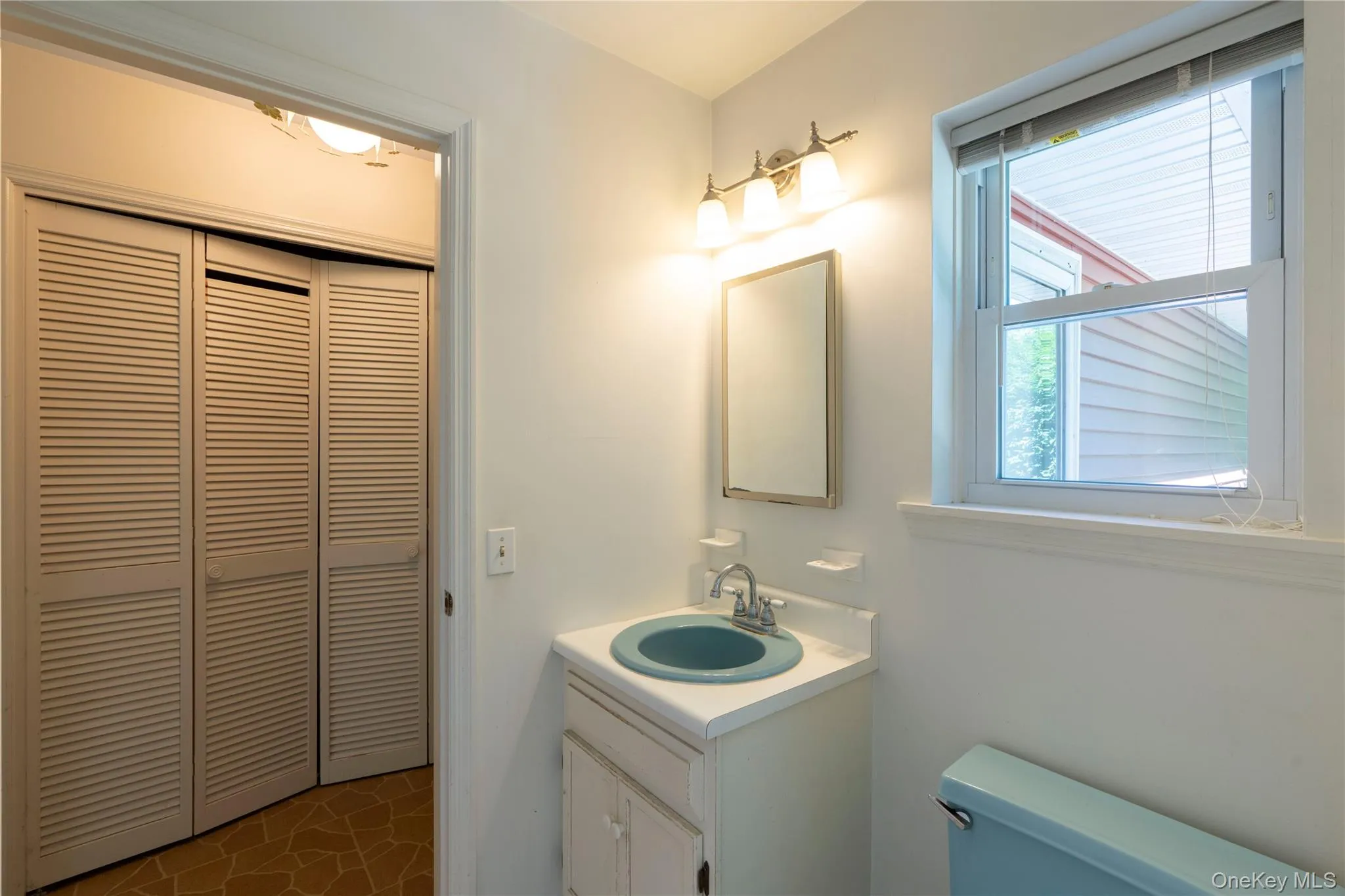 2nd Entrance to 1st Floor Bathroom from Kitchen 2nd Entrance to 1st Floor Bathroom from Kitchen