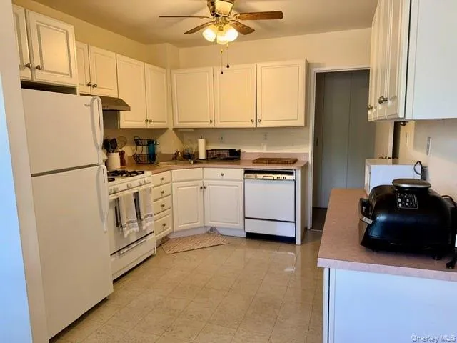 Lots of cabinets Lots of cabinets