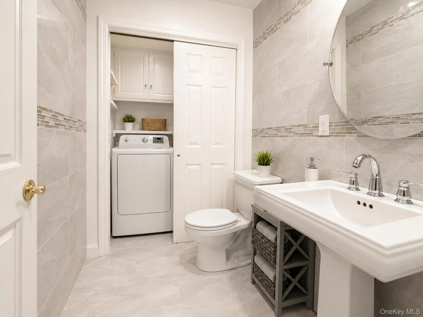 Half bath on first floor with in Unit Washer & Dryer Half bath on first floor with in Unit Washer & Dryer