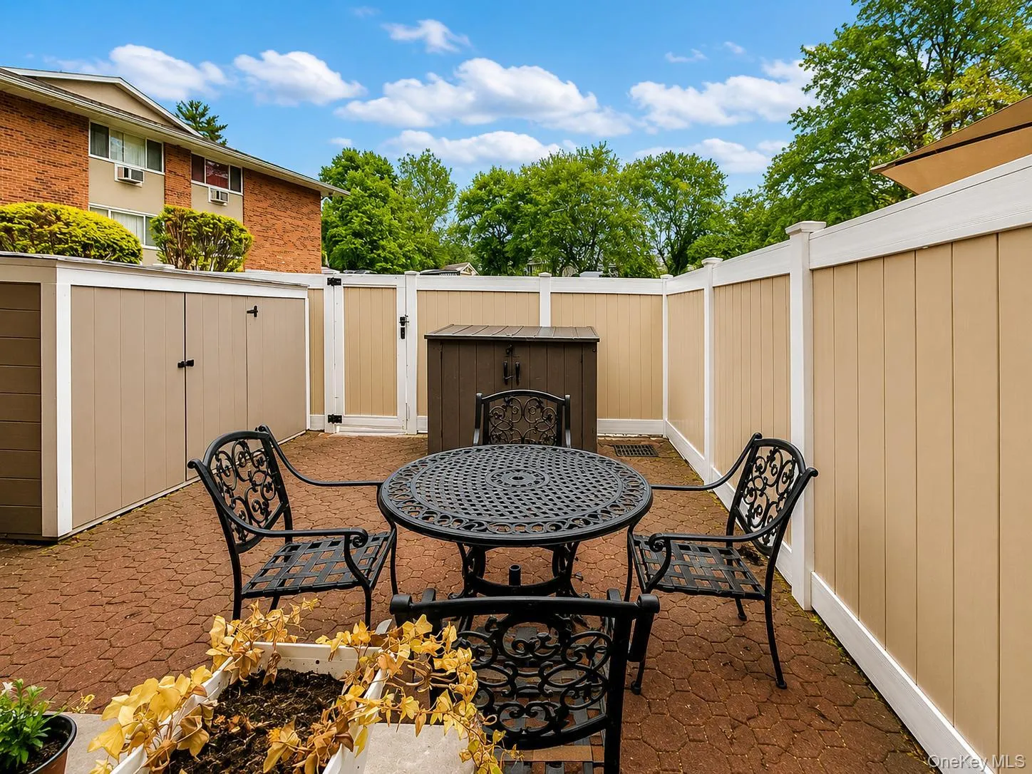 Private back yard, easy to maintain and great for entertaining or relaxing. Private back yard, easy to maintain and great for entertaining or relaxing.