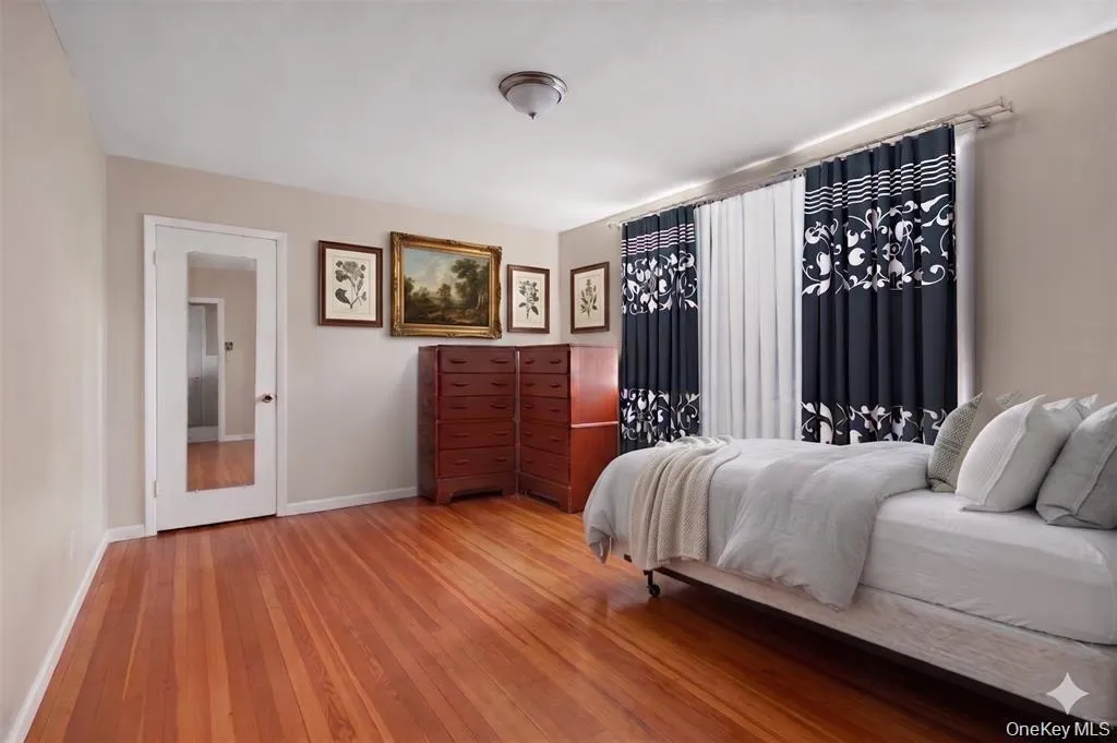 Virtually Staged: This bedroom offers usable space and flexibility for a variety of needs, whether as a sleeping area, guest room, or personal retreat. Virtually Staged: This bedroom offers usable space and flexibility for a variety of needs, whether as a sleeping area, guest room, or personal retreat.