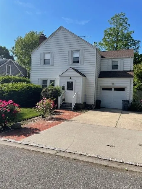 7 Appletree Lane, North Hempstead, NY, 3 Bedrooms Bedrooms, 7 Rooms Rooms,2 BathroomsBathrooms,Residential Lease,For Rent,Appletree,0,1005130 7 Appletree Lane, North Hempstead, NY, 3 Bedrooms Bedrooms, 7 Rooms Rooms,2 BathroomsBathrooms,Residential Lease,For Rent,Appletree,0,1005130