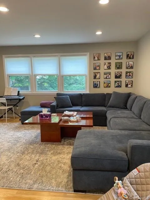 7 Appletree Lane, North Hempstead, NY, 3 Bedrooms Bedrooms, 7 Rooms Rooms,2 BathroomsBathrooms,Residential Lease,For Rent,Appletree,0,1005130 7 Appletree Lane, North Hempstead, NY, 3 Bedrooms Bedrooms, 7 Rooms Rooms,2 BathroomsBathrooms,Residential Lease,For Rent,Appletree,0,1005130