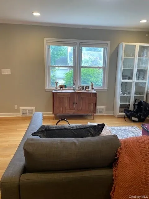 7 Appletree Lane, North Hempstead, NY, 3 Bedrooms Bedrooms, 7 Rooms Rooms,2 BathroomsBathrooms,Residential Lease,For Rent,Appletree,0,1005130 7 Appletree Lane, North Hempstead, NY, 3 Bedrooms Bedrooms, 7 Rooms Rooms,2 BathroomsBathrooms,Residential Lease,For Rent,Appletree,0,1005130