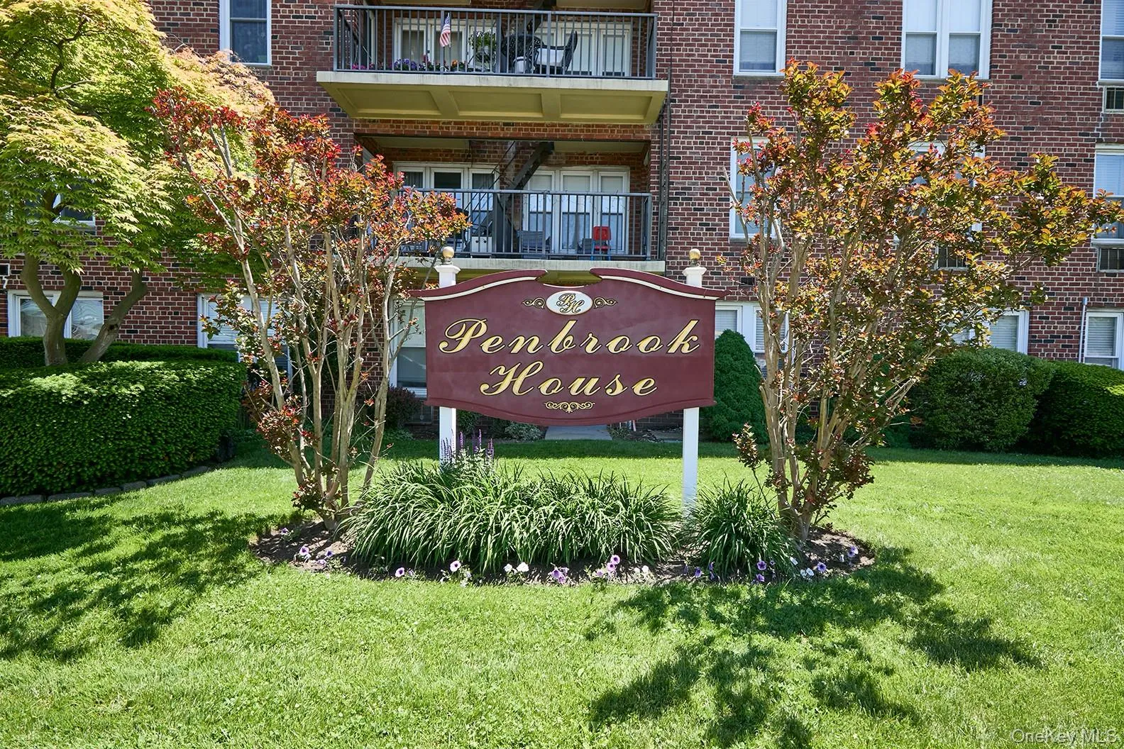 Building and grounds well maintained by live-in super Building and grounds well maintained by live-in super