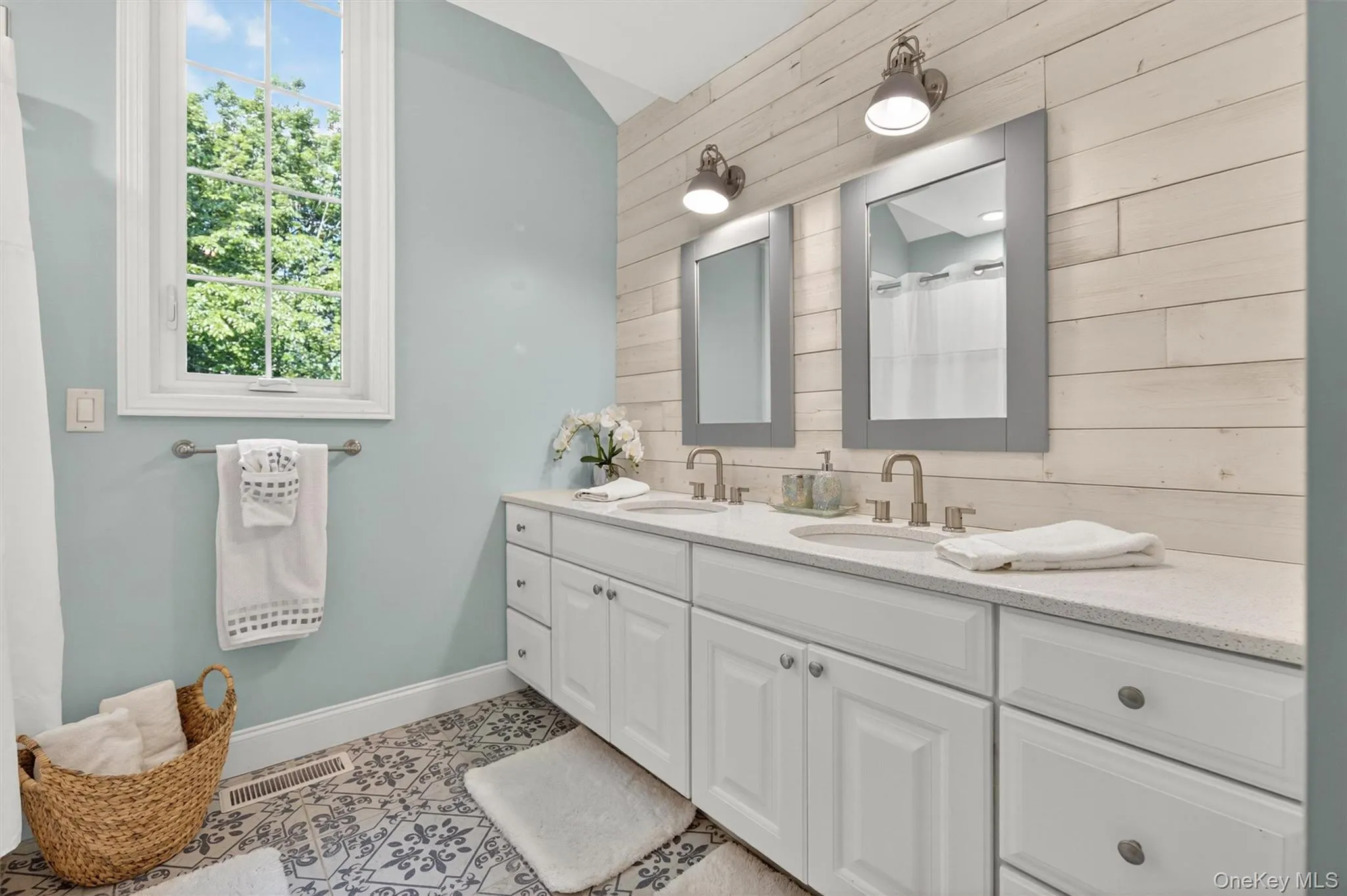 2nd Floor hall bath with double vanity and tub/shower combination 2nd Floor hall bath with double vanity and tub/shower combination