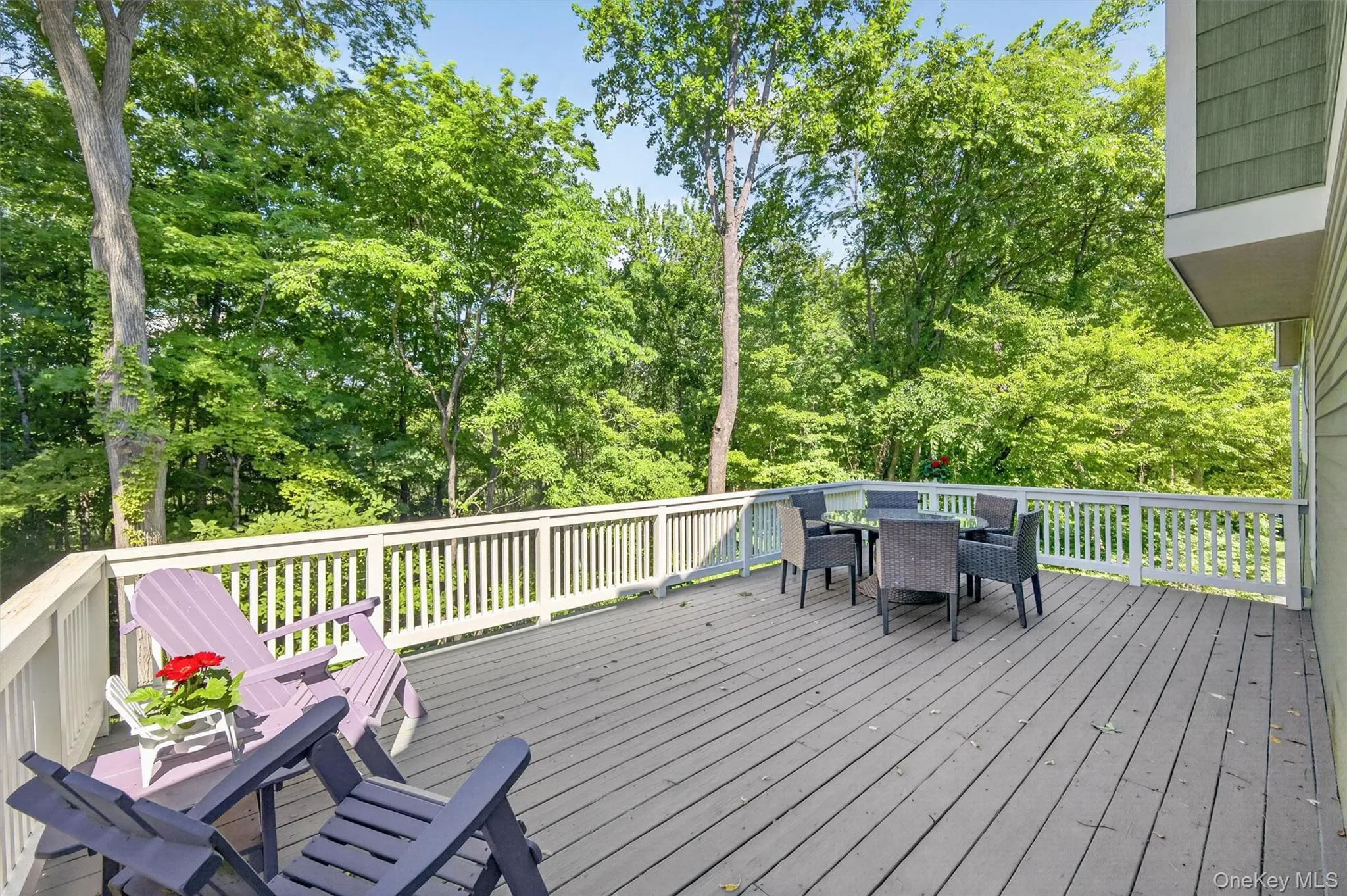 Expansive rear deck Expansive rear deck