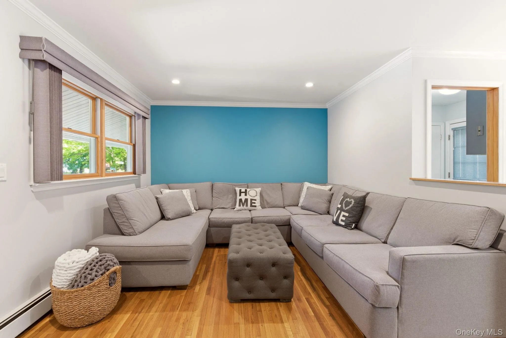 Living room with crown molding Living room with crown molding